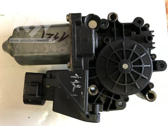 Motor stahování okna vpravo vzadu 4B0959802B Audi A6 98-05