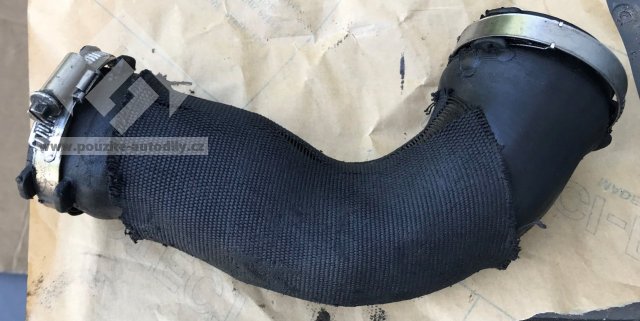 8E0145737S Hadice tlaková intercooleru Audi A4 8E 2.5TDi